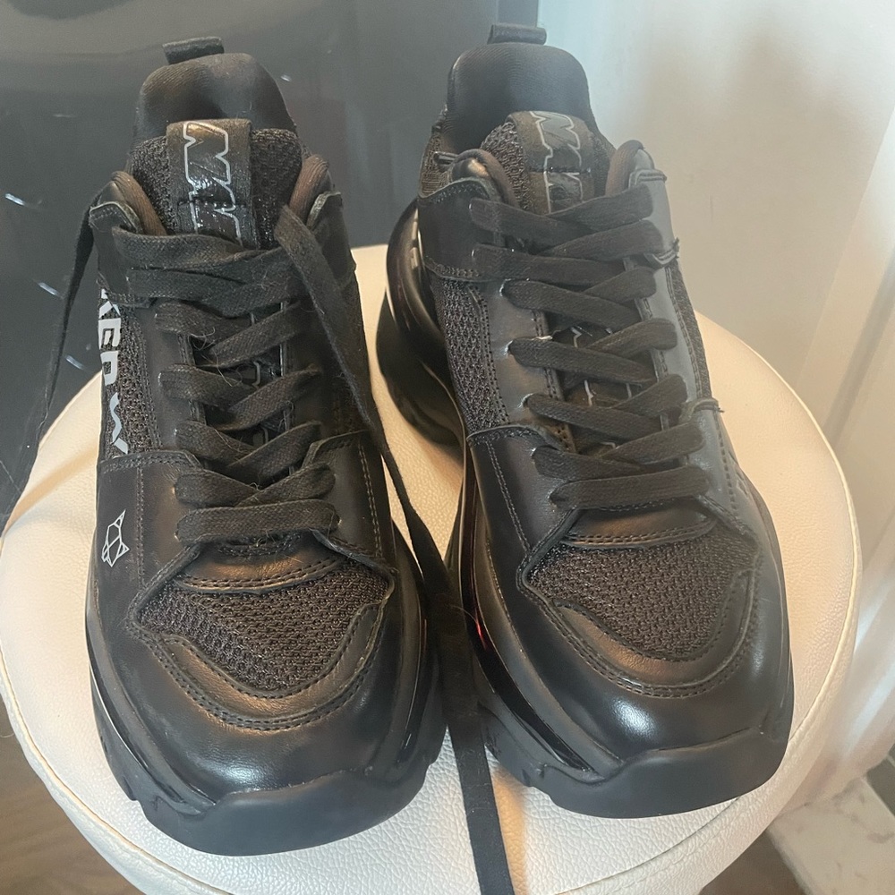 Black bulky sneakers